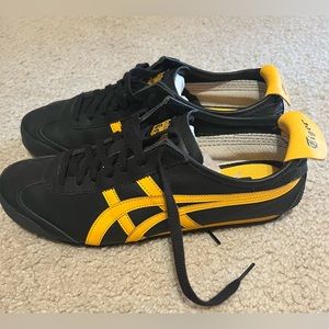 ASICS Onitsuka Tiger Mexico 66 sneaker size 10.5 worn once great condition!